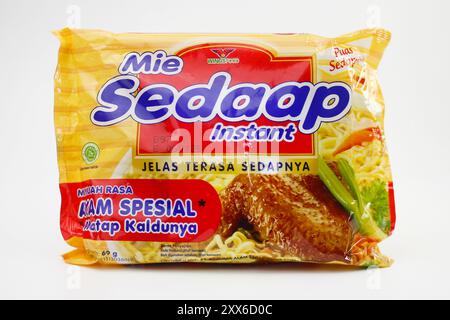 Primo piano di Instant Noodle mie Sedaap Kuah Ayam Special isolato su sfondo bianco. Foto Stock