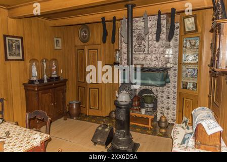 Enkhuizen, Paesi Bassi, giugno 2022. L'interno semplice di un cottage di pescatori al Museo Zuiderzee di Enkhuizen Foto Stock