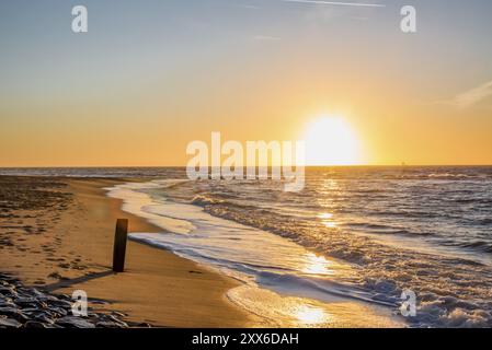 Den Helder, Paesi Bassi. Gennaio 2022. Tramonto sulla spiaggia di Den Helder, Paesi Bassi. Foto Stock