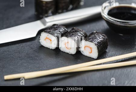 Porzione di sushi appena fatto (primo piano dettagliato, messa a fuoco selettiva) Foto Stock