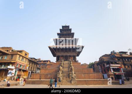 Bhaktapur, Nepal, 31 ottobre 2013: Pagoda Nyatapola intatta in piedi in piazza Bhaktapur Taumadhi prima del 2015 danni da terremoto di Gorkha. Horizo Foto Stock