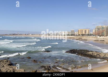 Vista sulla città con spiaggia sabbiosa e surf nell'Oceano Atlantico, cambia punto di riferimento, Rotunda da Anemona, scultura dell'artista Janet Echelman sulla spiaggia Foto Stock