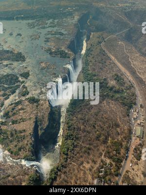 Victoria Falls nello Zimbabwe alla siccità, antenna tiro effettuato da un elicottero Foto Stock