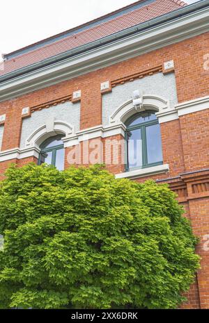 Facciata in mattoni di un edificio industriale ristrutturato Foto Stock