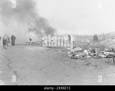 Parte del campo di concentramento di Bergen-Belsen bruciò dopo che fu dato alle fiamme dall'esercito britannico. I locali erano così sporchi e infestati da malattie (il tifo era endemico qui) che furono distrutti e i sopravvissuti si prendevano cura di altrove. Foto Stock