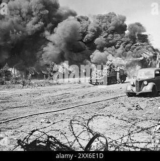 Parte del campo di concentramento di Bergen-Belsen bruciò dopo che fu dato alle fiamme dall'esercito britannico. I locali erano così sporchi e infestati da malattie (il tifo era endemico qui) che furono distrutti e i sopravvissuti si prendevano cura di altrove. Foto Stock