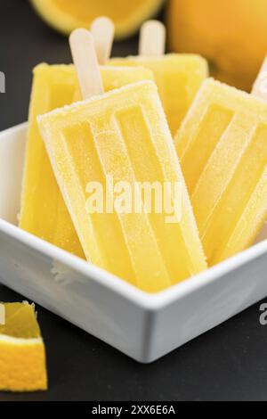 Orange Popsicles (messa a fuoco selettiva, primo piano) su sfondo vintage Foto Stock