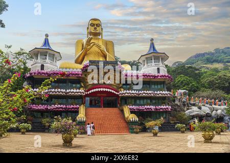 Il Tempio d'oro di Dambulla o Tempio della grotta di Dambulla è un sito patrimonio dell'umanità vicino a Dambulla nello Sri Lanka Foto Stock