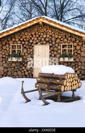 Rifugio sciistico in inverno con slittino e neve Foto Stock