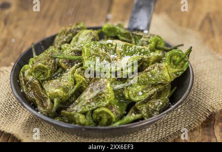 Pimientos de Padron su un sfondo vintage come dettagliato di close-up shot, il fuoco selettivo Foto Stock