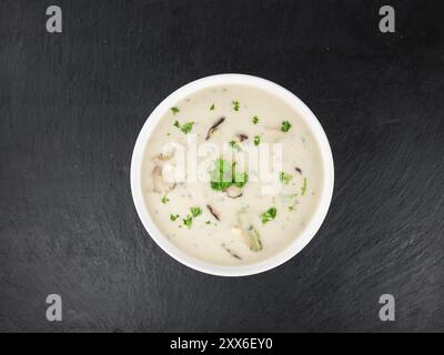 Zuppa di porcini su una lastra d'ardesia d'epoca come foto ravvicinata dettagliata, messa a fuoco selettiva Foto Stock