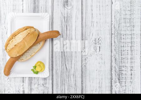 Salsicce tedesche (Wiener) come dettagliato alta close-up shot su un vintage tavolo in legno (messa a fuoco selettiva) Foto Stock