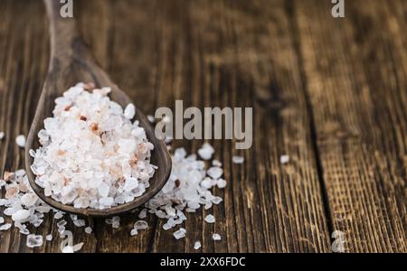 Sale (rosa) su un vecchio tavolo di legno come dettagliato di close-up shot (messa a fuoco selettiva) Foto Stock