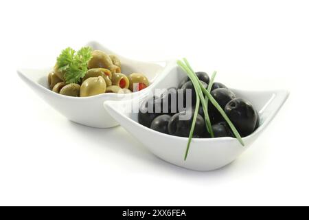 Olive nere e verdi con erba cipollina e prezzemolo Foto Stock