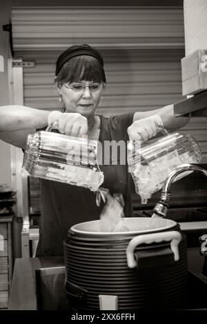 ARC-0146-00.... Dare da mangiare ai senzatetto a Everett Washington. PENELOPE PROTHEROE prepara l'acqua ghiacciata Foto Stock