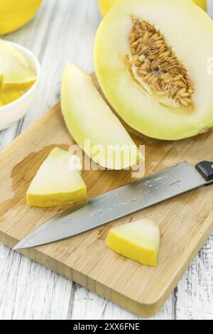 Fresche fatte giallo melone Honeydew su un sfondo vintage (close-up shot) Foto Stock