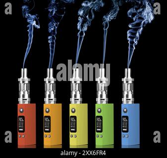 Cinque sigarette elettroniche multicolore e vapore, isolate su sfondo nero Foto Stock