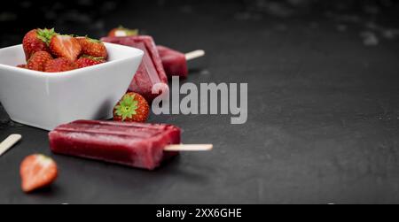 Lastra di ardesia con papaveri di fragole fatti in casa (messa a fuoco selettiva, foto ravvicinata) Foto Stock