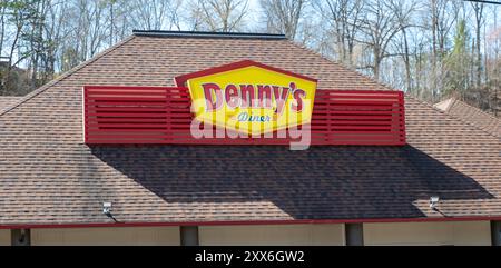 PIGEON FORGE, Tennessee - 12 marzo 2024: Denny's Diner firma sul tetto del ristorante, in una giornata di sole nel Tennessee. Foto Stock