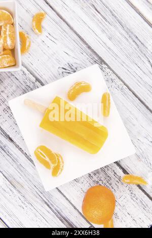 Porzione di papaveri mandarini freschi fatti in casa (primo piano, attenzione selettiva) su un sfondo vintage Foto Stock