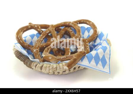 Pretzel salati in un cestello su sfondo bianco Foto Stock