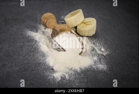 Porzione di primo piano in polvere di banana fresca, messa a fuoco selettiva Foto Stock