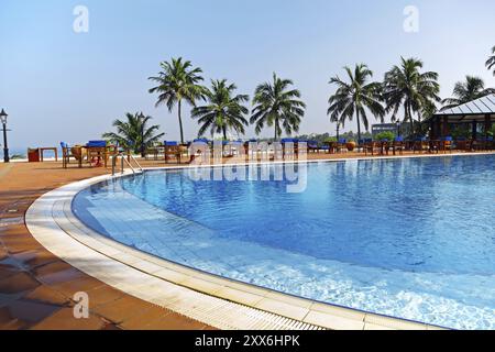 Lussuosa piscina alberghiera a Mount Lavinia. Sullo sfondo lo skyline di Colombo Foto Stock