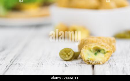 Porzione di peperoncini fatti in casa su sfondo in legno (messa a fuoco selettiva, foto ravvicinata) Foto Stock