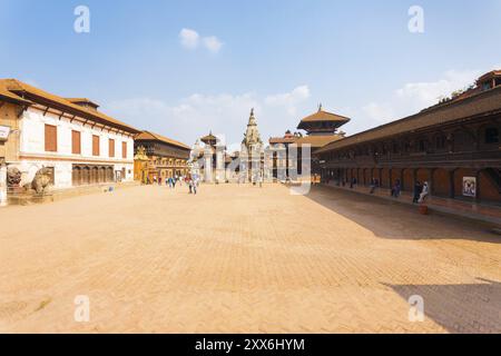 Bhaktapur, Nepal, 31 ottobre 2013: Ampia vista panoramica dei templi e dei palazzi intatti a Bhaktapur Durbar Square in una giornata di sole prima di 2015 Gor Foto Stock