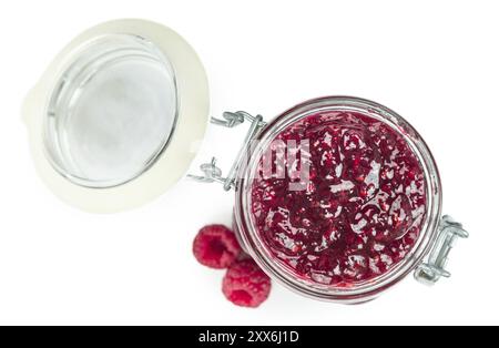 Confettura di lamponi isolati su sfondo bianco, il fuoco selettivo di close-up shot Foto Stock