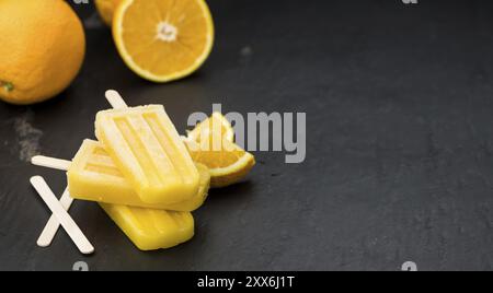 Orange Popsicles (messa a fuoco selettiva, primo piano) su sfondo vintage Foto Stock