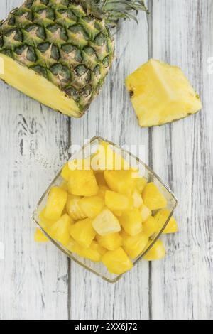 Fatta fresca Ananas (tagliata a fette) su un sfondo vintage come dettagliato di close-up shot Foto Stock