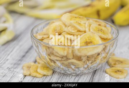 Banane essiccate chip su un sfondo vintage come dettagliato di close-up shot, il fuoco selettivo Foto Stock
