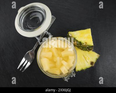 Porzione di pezzi di ananas freschi conservati primo piano, messa a fuoco selettiva Foto Stock
