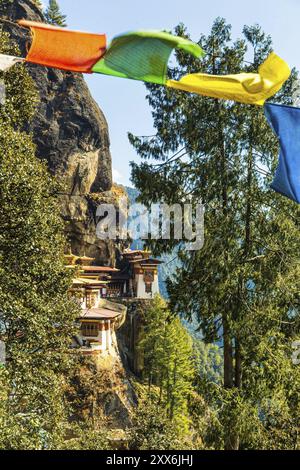 Vista del monastero di Taktshang sulla montagna a Paro, Bhutan, Asia Foto Stock