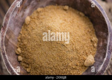 Porzione di golden Zucchero di cocco (messa a fuoco selettiva) sull'annata sullo sfondo di legno Foto Stock