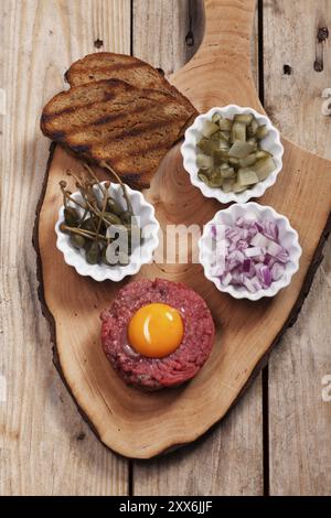 Tartare di bistecca con decorazione Foto Stock