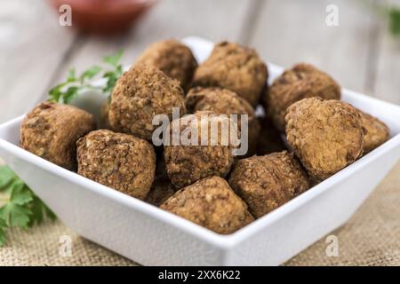 Porzione di polpette fresche fatte in casa (messa a fuoco selettiva, primo piano) Foto Stock