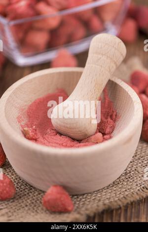 Fresche fragole fatta in polvere su un sfondo vintage come dettagliato di close-up shot Foto Stock