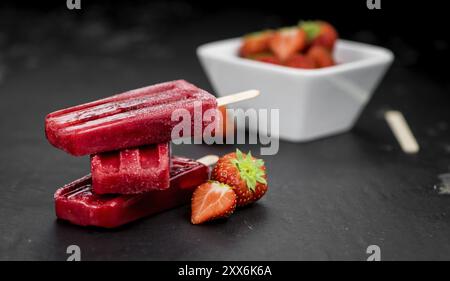 Lastra di ardesia con papaveri di fragole fatti in casa (messa a fuoco selettiva, foto ravvicinata) Foto Stock