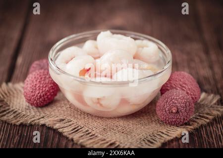 Litchi conservati su uno sfondo vintage come primo piano dettagliato (messa a fuoco selettiva) Foto Stock