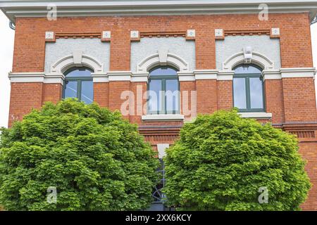 Facciata in mattoni di un edificio industriale ristrutturato Foto Stock