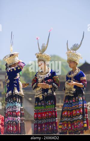 Xijiang, Cina, 15 settembre 2007: Tre donne Miao della minoranza etnica in abiti tradizionali e copricapo d'argento aspettano che il festival inizi a Miao vi Foto Stock