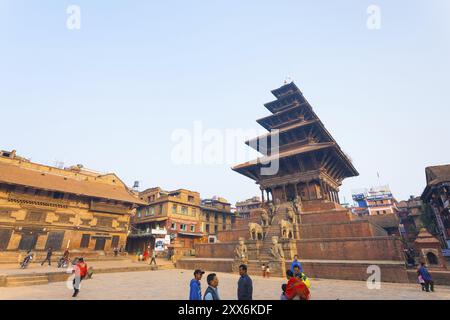 Bhaktapur, Nepal, 31 ottobre 2013: Mattina alla Pagoda Nyatapola intatta e in piedi in piazza Taumadhi prima del 2015 danni da terremoto di Gorkha. H Foto Stock