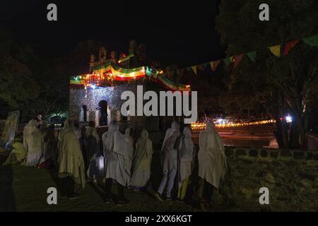 Gente che si riunisce al festival Timkat al Fasilides Bath di Gondar, Etiopia, Africa Foto Stock