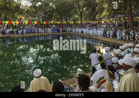 Gente che si riunisce al festival Timkat al Fasilides Bath di Gondar, Etiopia, Africa Foto Stock