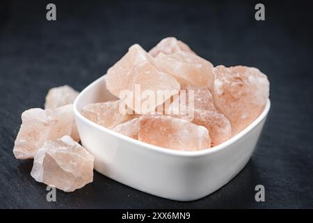 Alcune parti del sale himalayano (foto ravvicinata dettagliata, messa a fuoco selettiva) Foto Stock