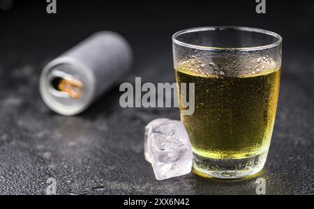 Alcune fresche bevande energetiche su un vintage lastra di ardesia, il fuoco selettivo di close-up shot Foto Stock