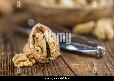 Porzione di chicchi di noce freschi (primo piano, messa a fuoco selettiva) Foto Stock