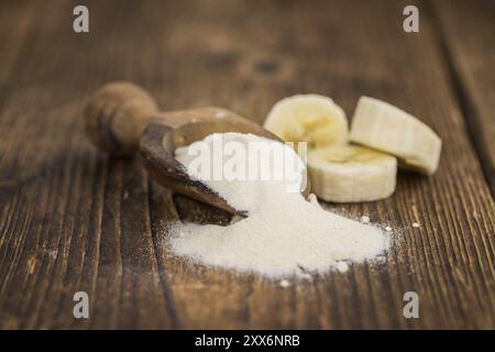 Porzione di primo piano in polvere di banana fresca, messa a fuoco selettiva Foto Stock